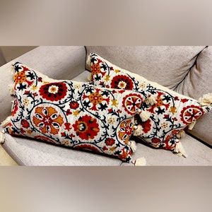 Set of 2 accent pillows.